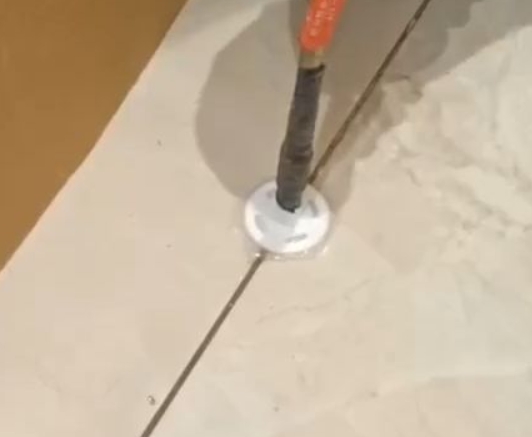 南溪瓷砖空鼓维修公司专业解答瓷砖在铺贴过程中，如果没有涂抹均匀到位的粘结材料（如水泥砂浆或瓷砖胶），可能会导致以下问题