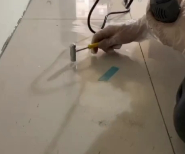 南溪瓷砖开裂维修公司专业分享瓷砖在铺贴前如果没有沥干水分，将会导致以下问题